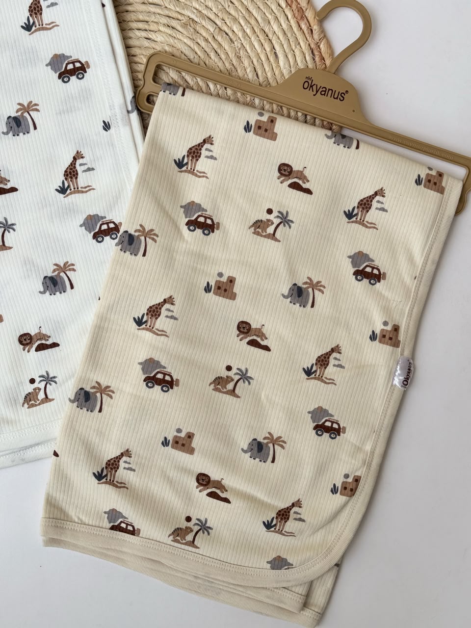 Cotton blankets available in 2 colors